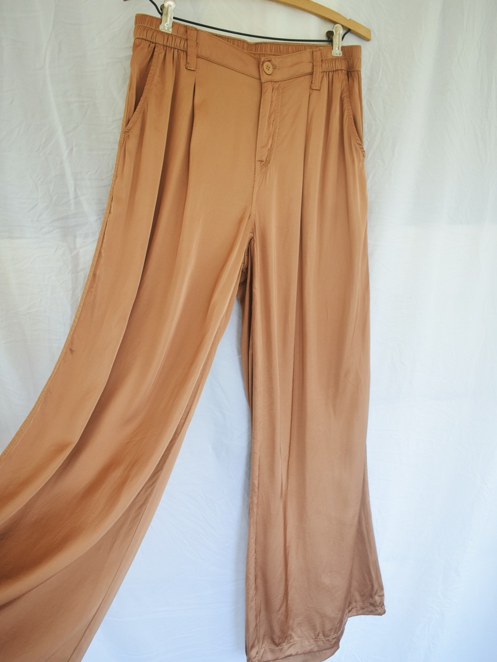 American Eagle Caramel Wide Leg Satin Pleated Trousers - NWOT | Size S